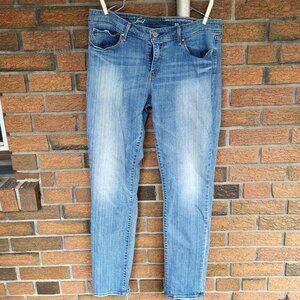 Light wash Levis jeans woman W33 L34 Demi curve